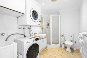 East Perth modern 2 Bedroom with Pool & parking - Image 3