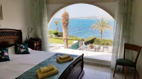 Eine freistehende Luxusvilla am Meer mit beheiztem Pool & herrlichem Blick - Image 3
