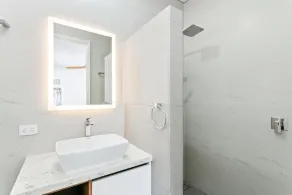 LUXURY VILLA WITH POOL IN CENTRAL FREMANTLE. KING SIZE BEDROOMS WITH ENSUITES. - Image 3
