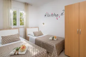 Fantástica casa con piscina privada, jardín y terraza - Image 4