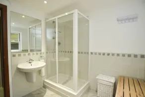 Appartement Jardin avec Bain à Remous et Sauna - Image 3