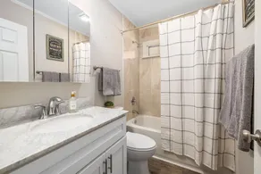 3BR Home in Cargo District Near Riverfront & Greenfield Amphitheatre + Parking - Image 4