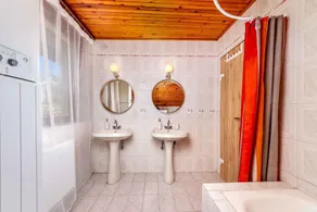 Holiday home with WiFi, air conditioning, washing machine - Image 4