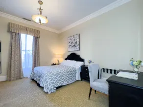 Cute Queen In Mansion near Beach Monterey Carmel - Image 5