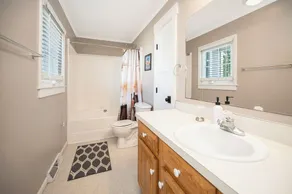 Beach & River Retreat. Spectacular house with private sand beach and hot tub! - Image 4