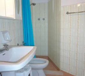 Beautiful Apartment With Shared Garden - Image 2