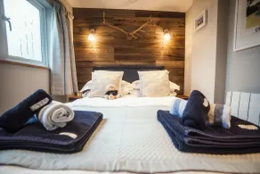 1-bedroomed self contained garden annexe with private courtyard & close to beach - Image 3