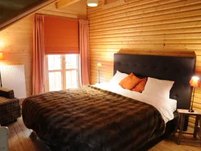Spacious Chalet Located at Bomal with Hot Tub & Garden Parlour - Image 4