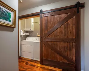 Devon Court - Adorable Remodeled, Quiet, Near Town, Fenced Yard, Pet Friendly - Image 2