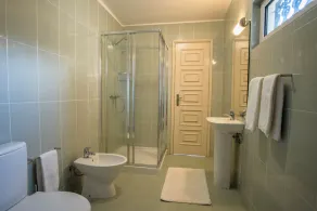 Secluded detached home - Image 2