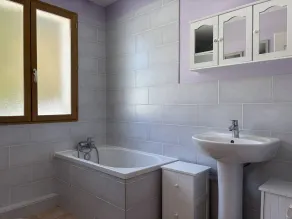 Spacious and functional house - 5 bedrooms, terrace, private parking - Image 2