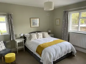 Large luxury 1 bed flat with off street parking & shared garden near town centre - Image 4