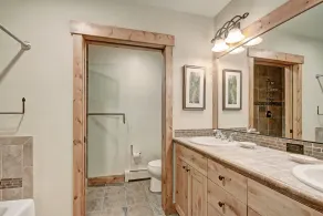 Rocky Mountain Luxury - Large Ski-in Winter Townhome 6ppl 2 Bedroom Townhouse by RedAwning - Image 4