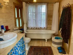 Ahab’s only available with, Captains Cabin it rents for 195, Captains’ 325. - Image 2