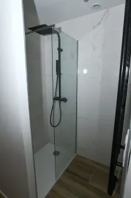 La maison penchée avec jacuzzi privé - Image 2