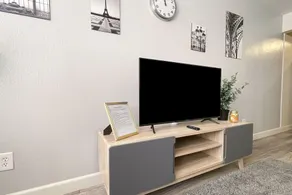 Luxe 2B in Sunny Carmichael / Netflix / Work Desk - Image 2