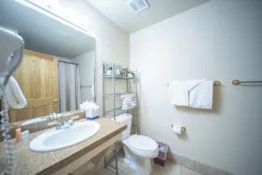 Cozy Ski-In Ski-Out Condo with Heated Pool - Image 4