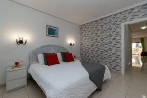 Modern 1 apartment with communal pool - Image 4