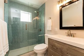 OFF THE HOOK - 3 Bedroom / 3 Bathroom W/ Pool & Parking - Image 3