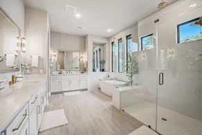 Exquisite Dog-Friendly Home with Balcony, Enclosed Yard, Central AC, & W/D - Image 3