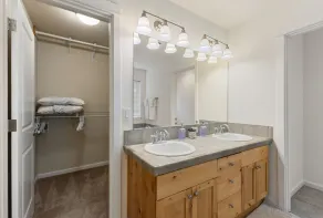 Spacious & CLEAN 5-Bedroom Retreat| Fresh Interior Paint | Family Friendly - Image 4