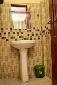 Unique, Compact Studio Apartment - 7 minutes from Lake Victoria - Image 4