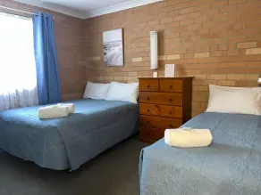 2 Bedroom Double Sofa Chalet Emu Beach - Image 5