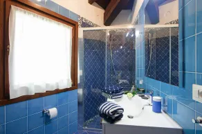 Lakeside villa med privat trädgård och pool. 180 ° utsikt över sjön och isl - Image 3