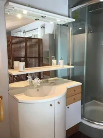 In ruhiger, hügeliger Lage, helle Wohnung unter den Kiefern! - Image 2