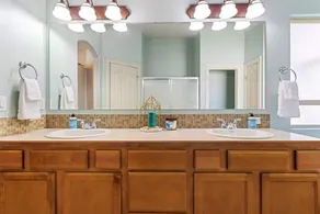 Family home -desirable neighborhood w pool access - Image 4
