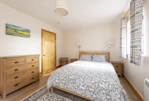 A marketing that sleeps 2 guests  in 1 bedroom - Image 3