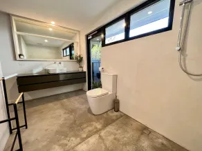 Capri  Waterfront Oasis Pool, 4bd steps to Surfers - Image 5
