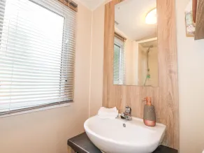 HERDWICK CABIN, pet friendly, character holiday cottage in Windermere - Image 3