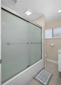 Cozy 2B/1Bth w Great Access to Airport - Image 3