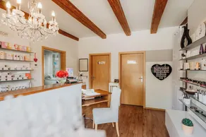 Suite di scarico | Suite arredata con cura con balcone al 1 ° piano - Image 2
