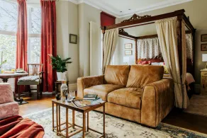 Luxury Suite in Cardiff City Centre + Secure Parking - Image 4