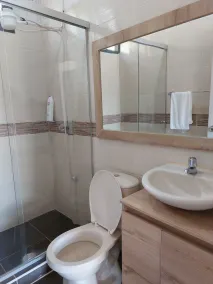 Extraordinary Cabin well located with Jacuzzi Spa, for 6 people in El Peñol. - Image 2