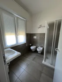 Appartamento in casa bifamiliare con parco e piscina esclusivi a 10' dal mare - Image 2