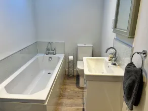 Cottage - Sleeps 6 - Garden & Parking - Image 2