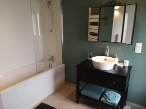 Linen room with free private parking - Image 2