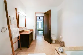Ground-floor resort condo with great location near beach & dining - Image 5