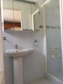 Villa deslumbrante com piscina privada e jardim - Image 4