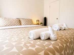 Cozy 2BR 1BA Retreat in Vibrant Vancouver - Image 5