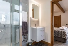 Modern, luxury and spacious - A great place for family and friends to relax! - Image 3
