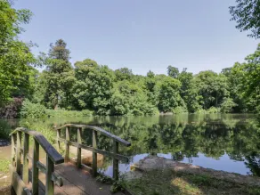 MEADOW VIEW, pet friendly, with a garden in Banbury - Image 2
