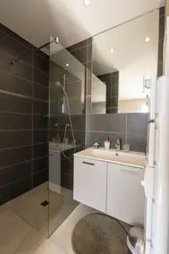 Villa récente  climatisée avec piscine à débordement dans propriété de 10 ha - Image 2