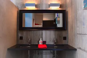 Maison spacieuse et luxueuse avec beaucoup de bois - Image 2