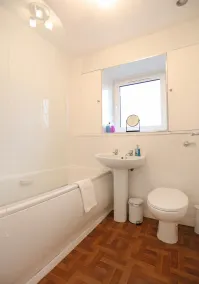 Modern two-bedroom apartment with excellent transport links to the city centre and beyond. Sleeps 4. - Image 4