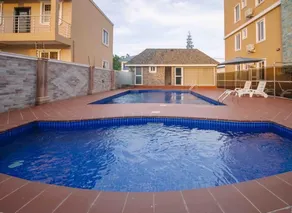 Cozy & Spacious 2BD APT w/QUEENbeds WIFI & Netflix East Legon - Image 5
