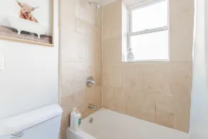 Comfy and Chic Escape 2BR and 2BA in Little India - Image 3